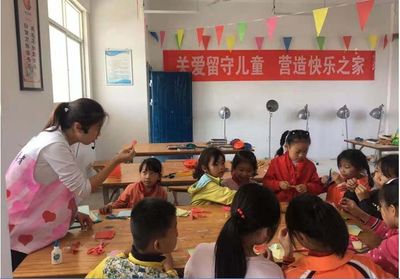 在呵护成长的道路上 南昌县以美术辅导服务点亮公益之光